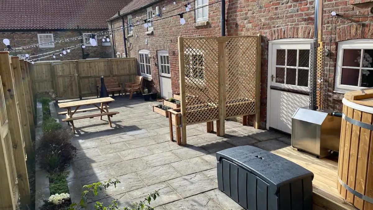The Stables - Quirky One Bed With Wood Fired Hot Tub * Rudston